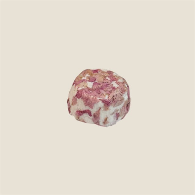Valentin (Cerise et pétales de rose)